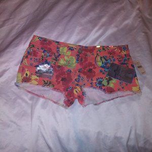 NEW gorgeous Almost Famous shorts